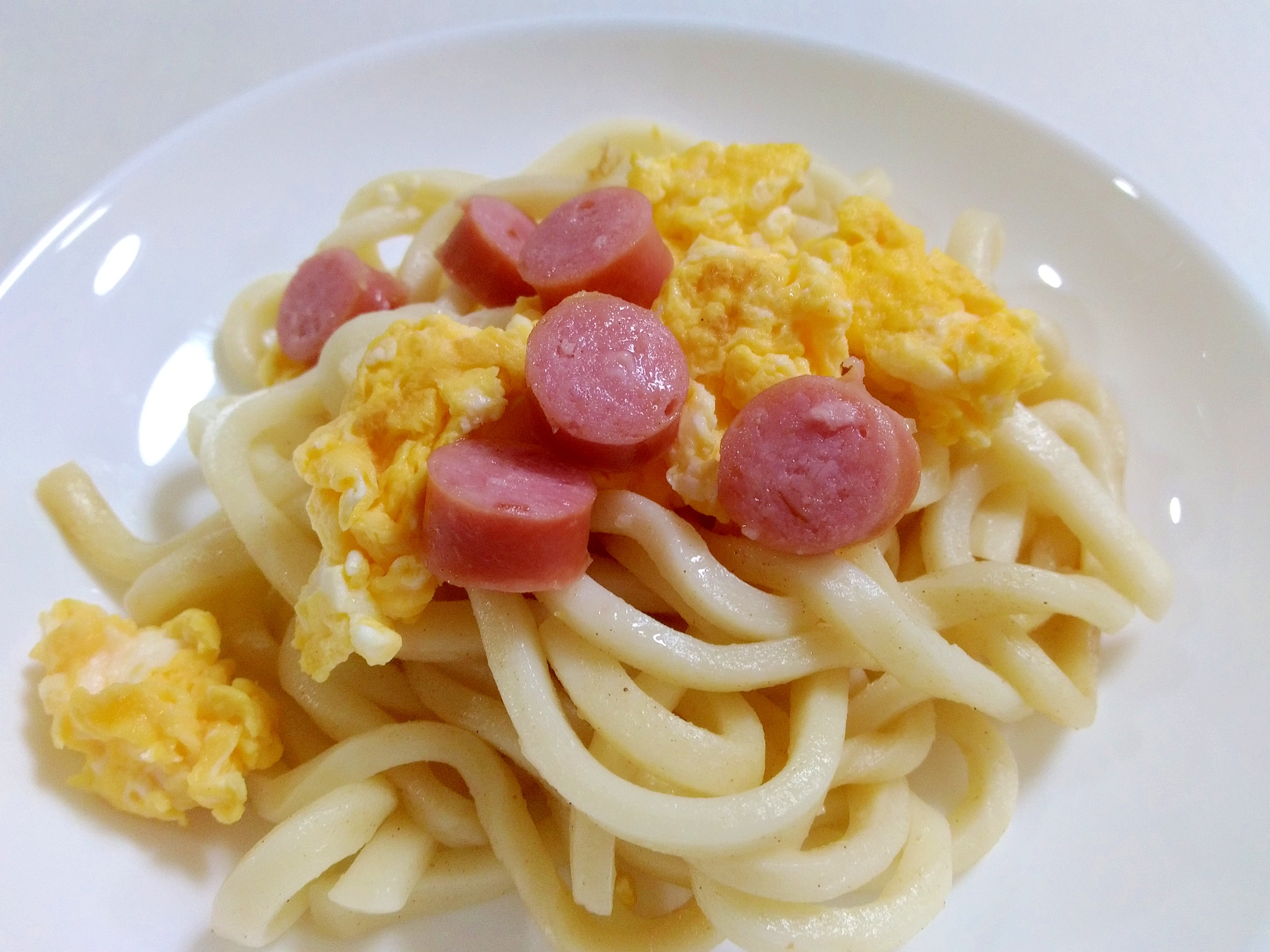 子どもが喜ぶ☆ウインナーと卵の焼きうどん