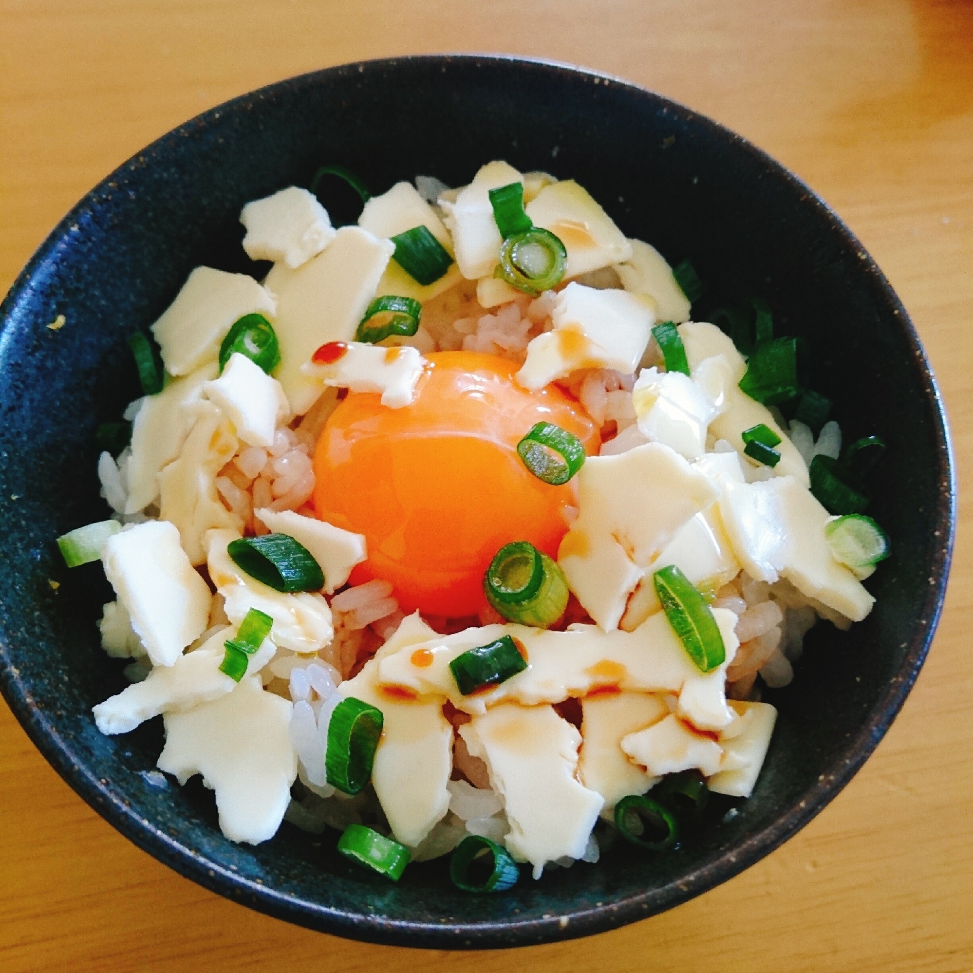 チーズ ネギ オリーブオイルで創作卵かけご飯