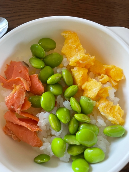 レンジだけでこどもご飯☆鮭×たまご×枝豆の三色丼