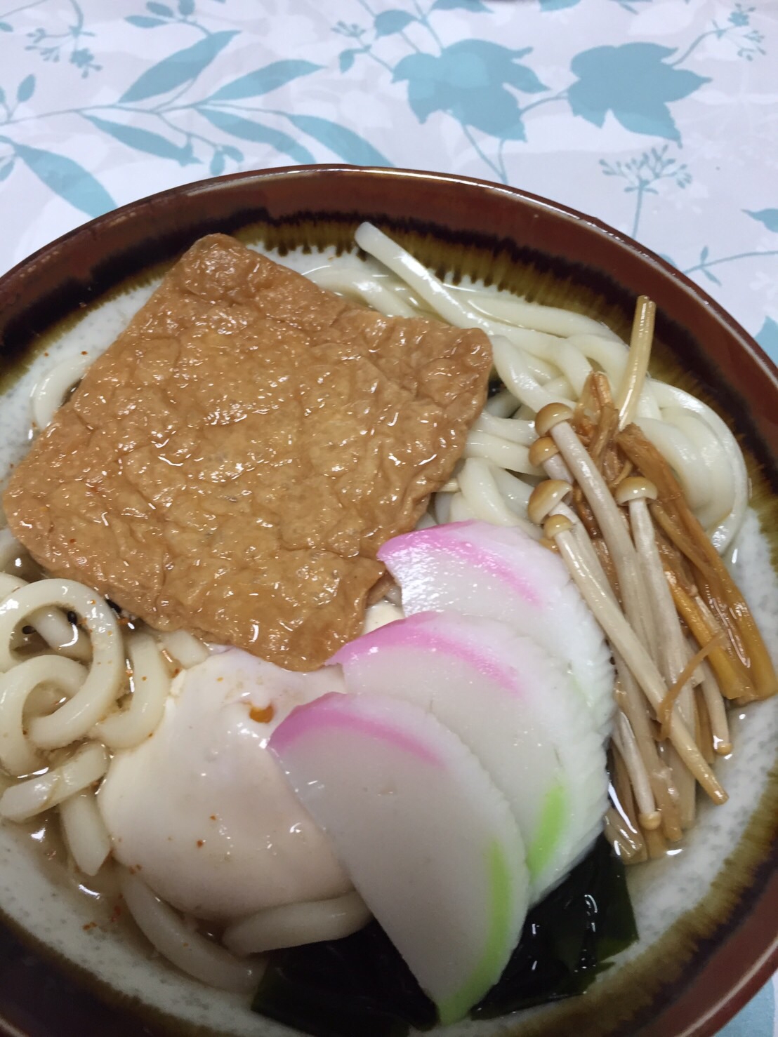 1人1個の落とし卵入り☆わかめと揚げの煮込みうどん