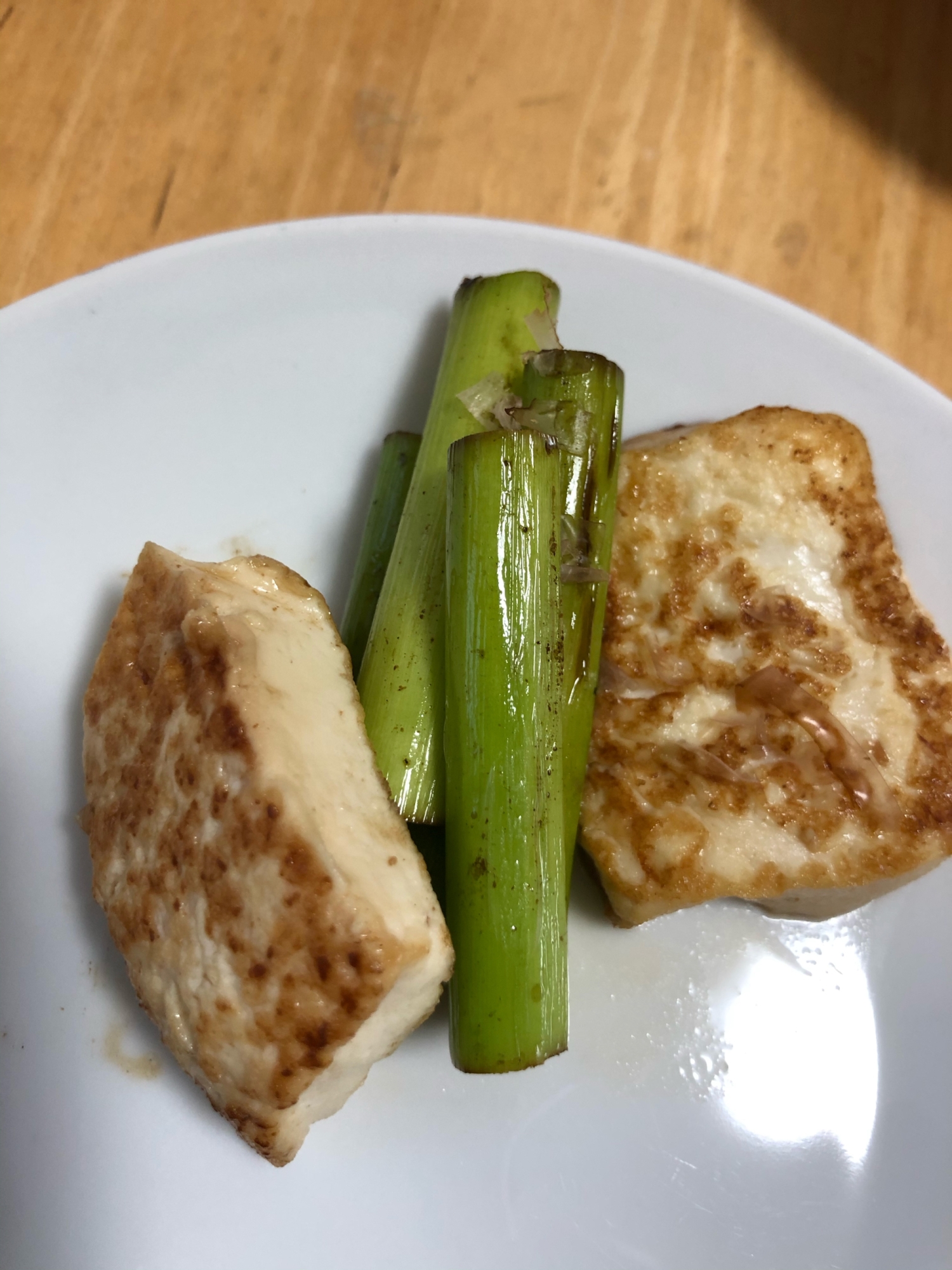 豆腐ステーキとにんにくの芽の炒め物