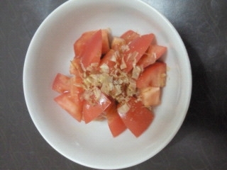 簡単で美味しいトマポン今日さっそくリピしたよ～(*^^)v
今回はトマトをサイコロ状に切ってみたの♪
簡単な味付けだからトマトの甘みも味わえれて美味しかったぁ～