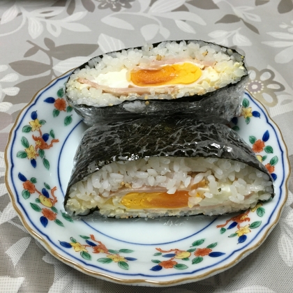 ハムエッグでおにぎらずを作りました。