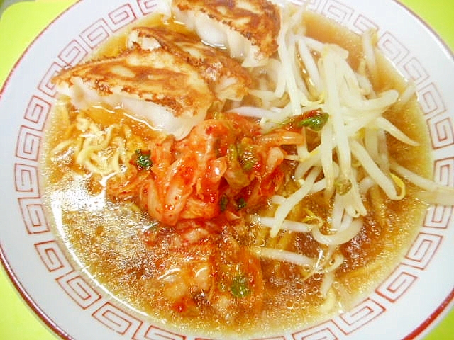 餃子ともやしのキムチ醤油ラーメン