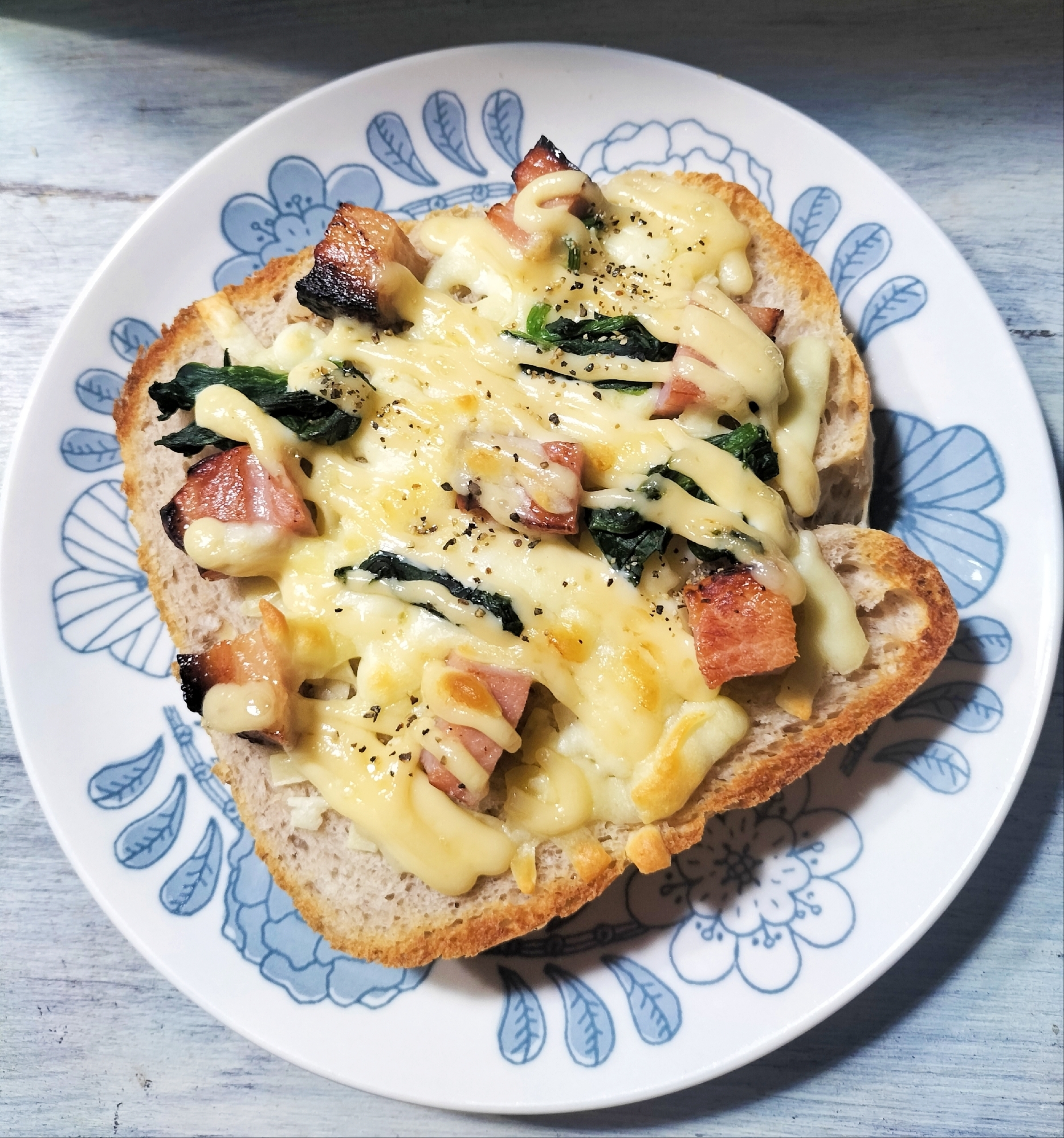 直火焼きベーコンとほうれん草の燻マヨトースト