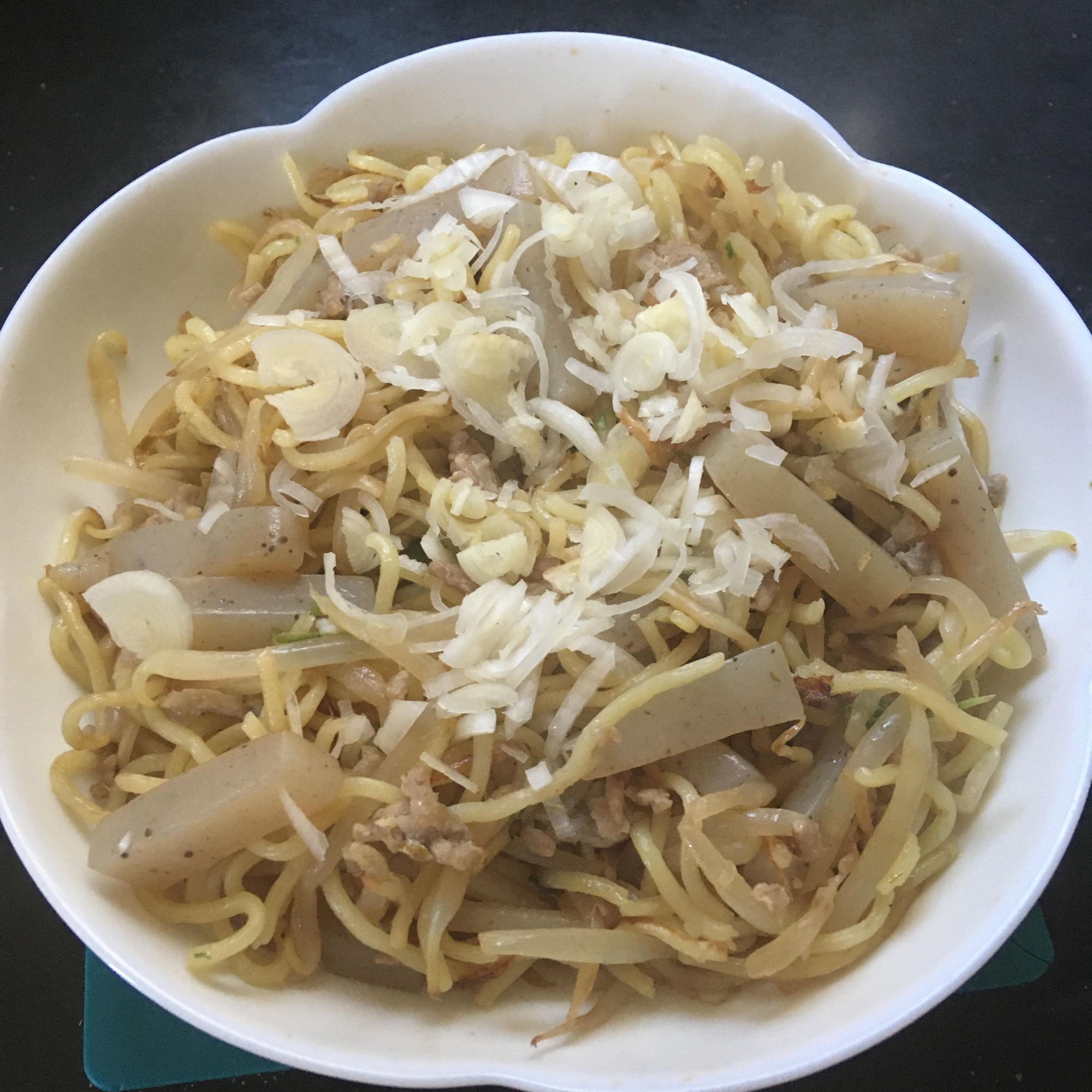 こんにゃく、もやし、唐辛子、ねぎの豚塩焼きそば