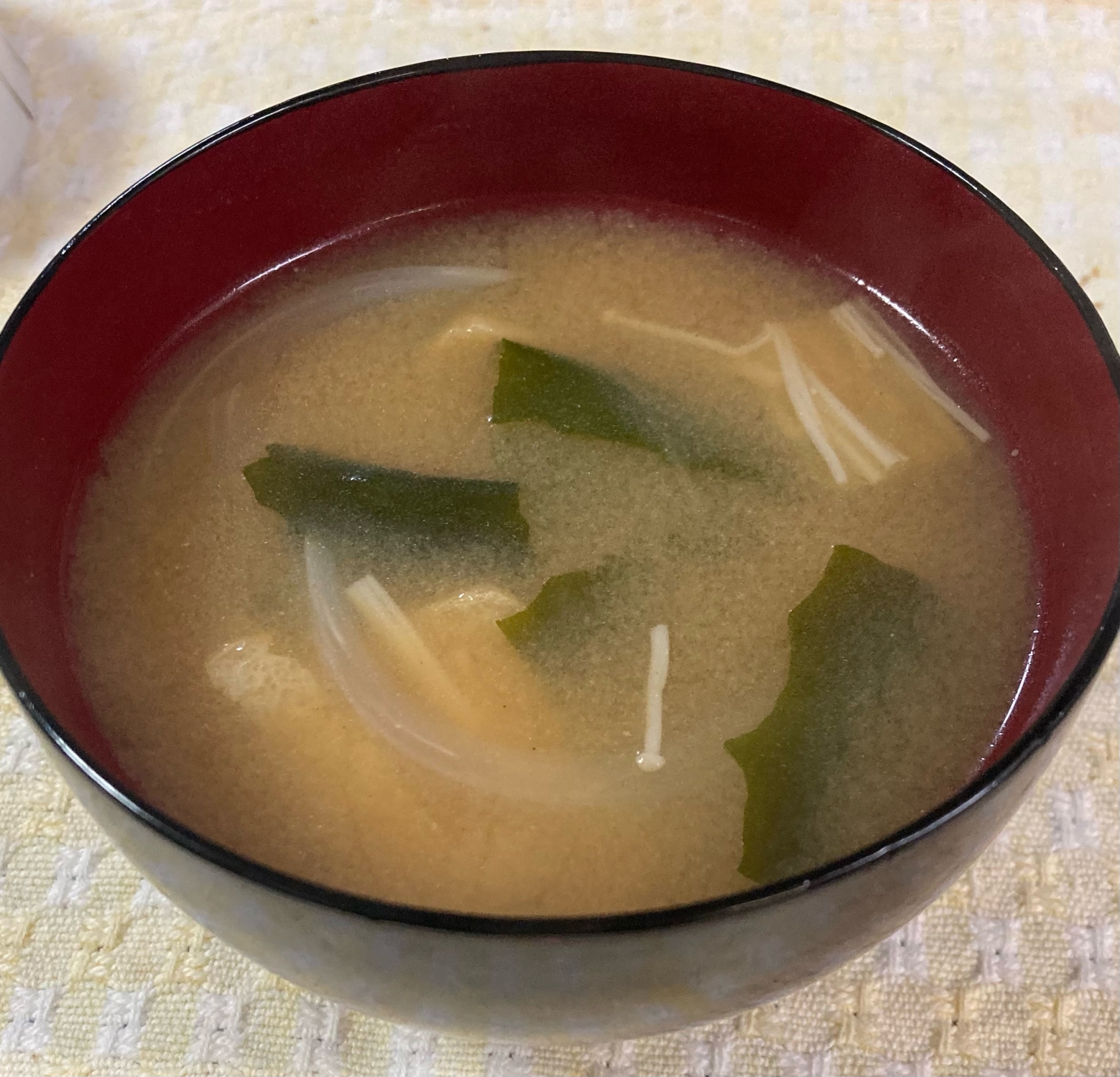 簡単！油あげ玉ねぎえのきわかめの味噌汁