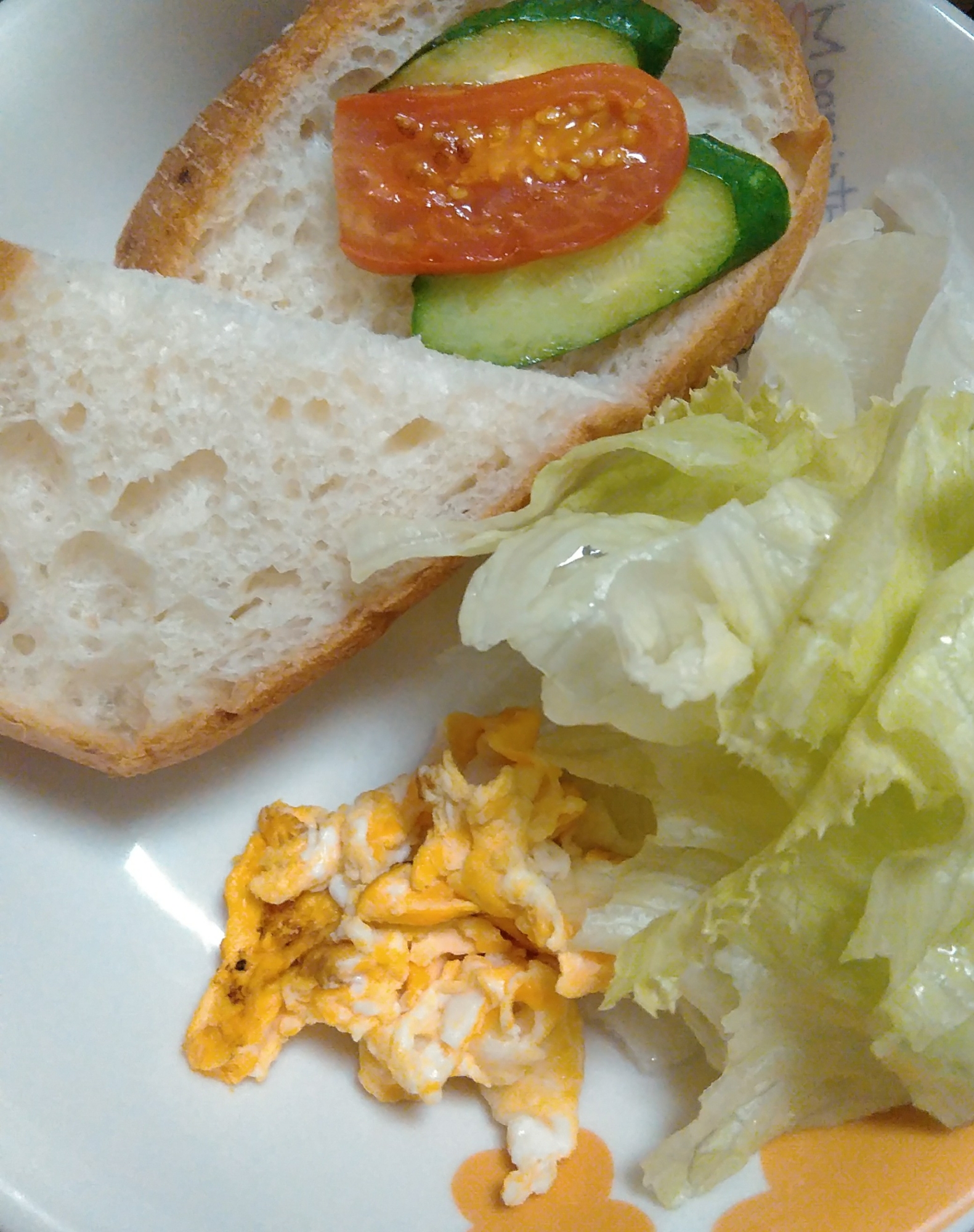 野菜といり卵のパン朝食