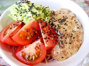 アボカドと納豆とトマトの三色蕎麦