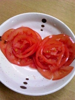 硬めのトマトを買ったので、練習がてらうろ覚えで挑戦☆一枚ずつ巻きつけてゆるい巻きに(^^;)重ねたままクルクル…またリピします！