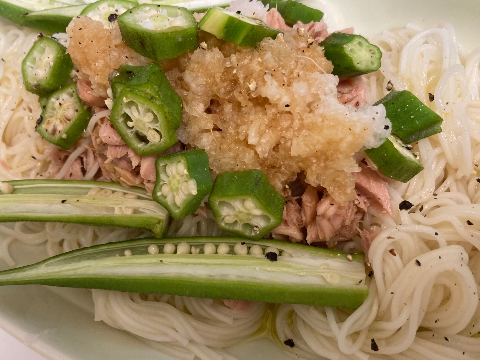 オリーブオイルと塩そうめん　ツナとおくらのせ