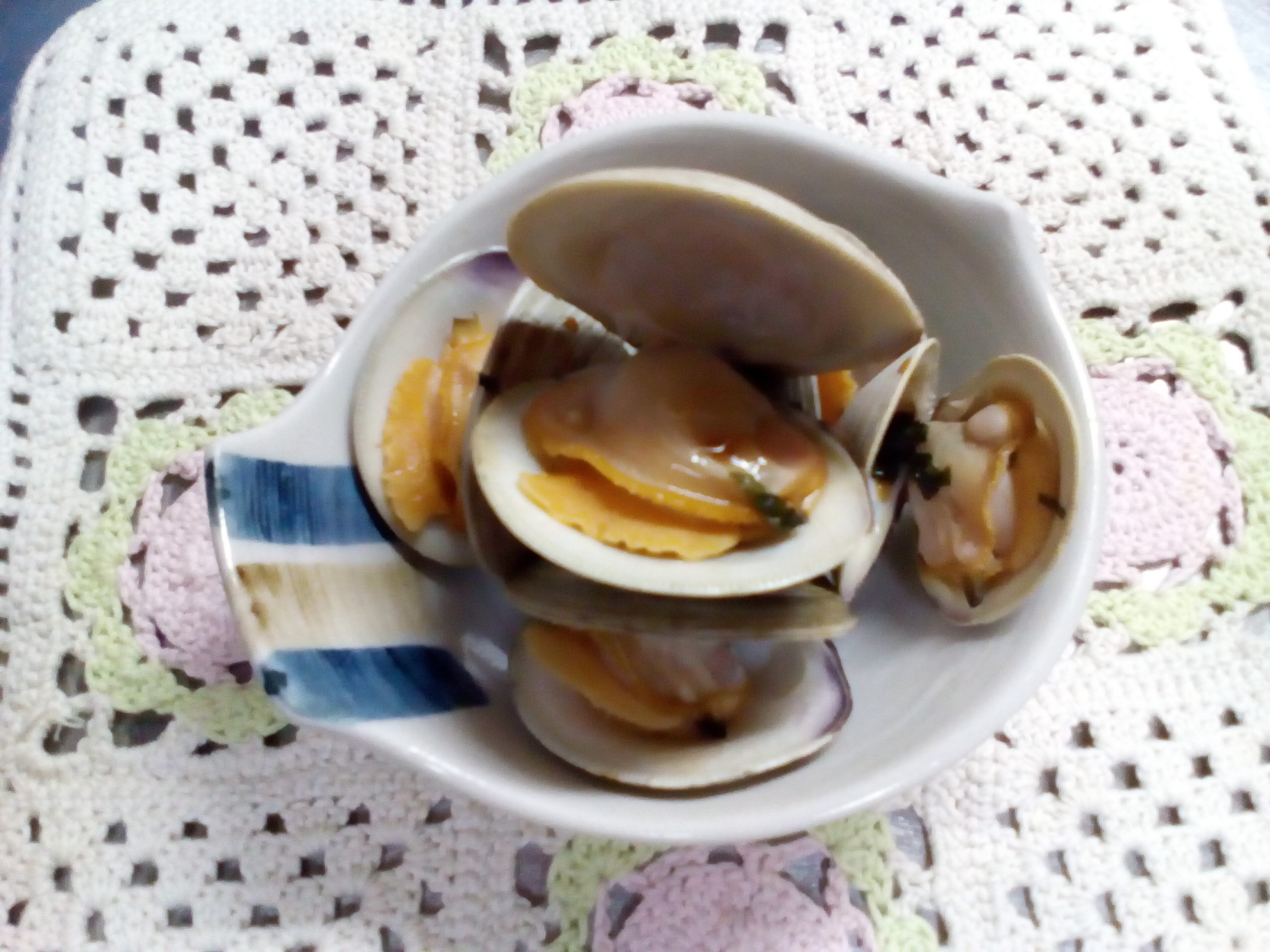 白い皿に盛り付けられたホンビノス貝の酒蒸し