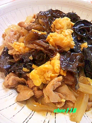 白いお皿に盛り付けた豚肉ときくらげの卵甘酢あん