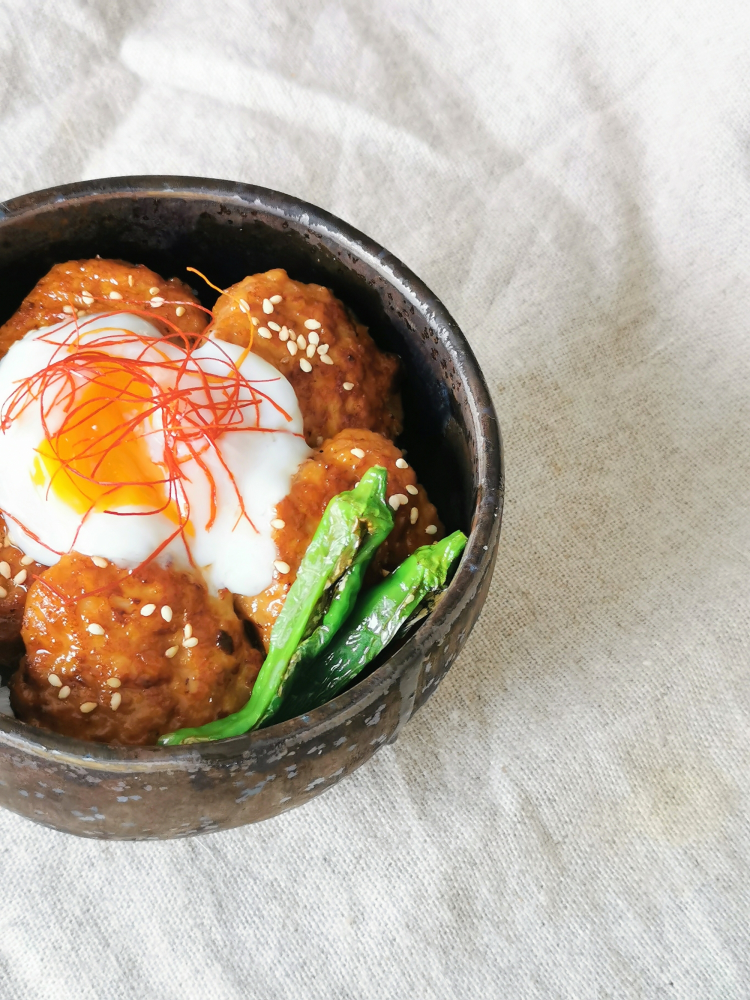 温泉卵をからめて*鶏つくね丼