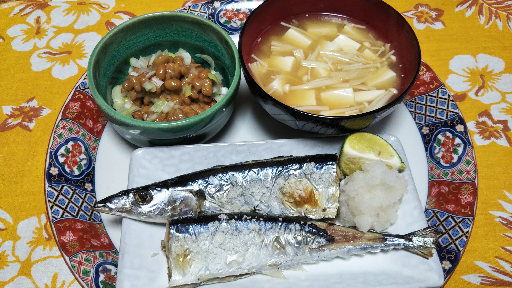 秋刀魚の塩焼きとえのき豆腐の味噌汁とネギ納豆☆
