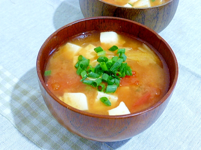 豆腐とトマトとキムチの味噌汁