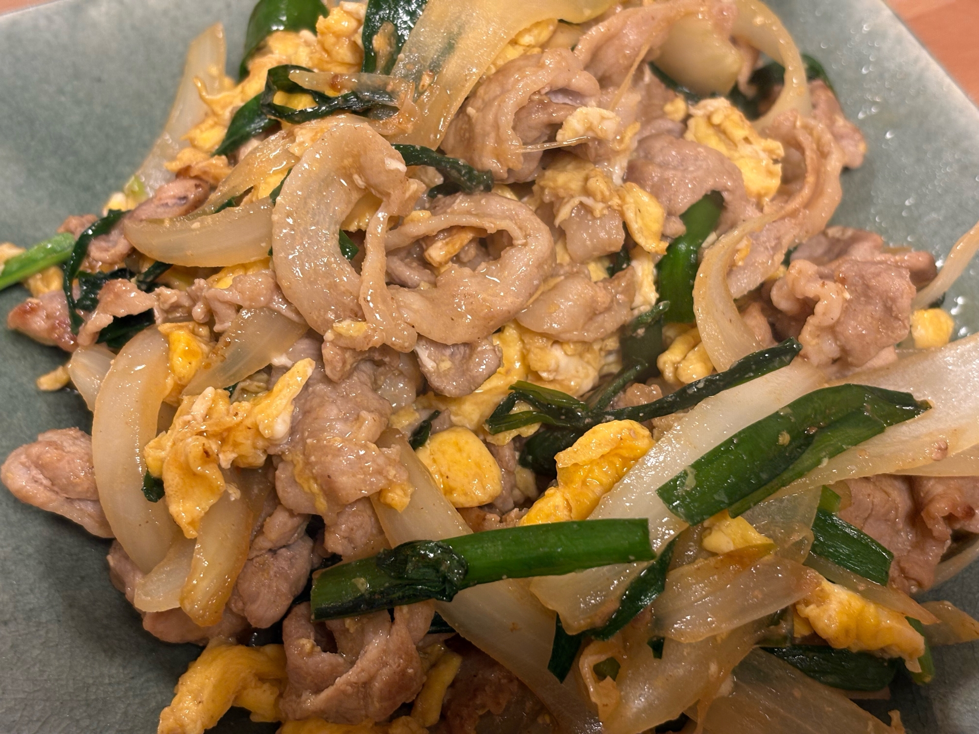 ニラ玉と豚小間肉と玉ねぎの野菜炒め