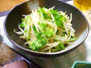 香り高くっ♪　もやしとセロリの洋風ナムル