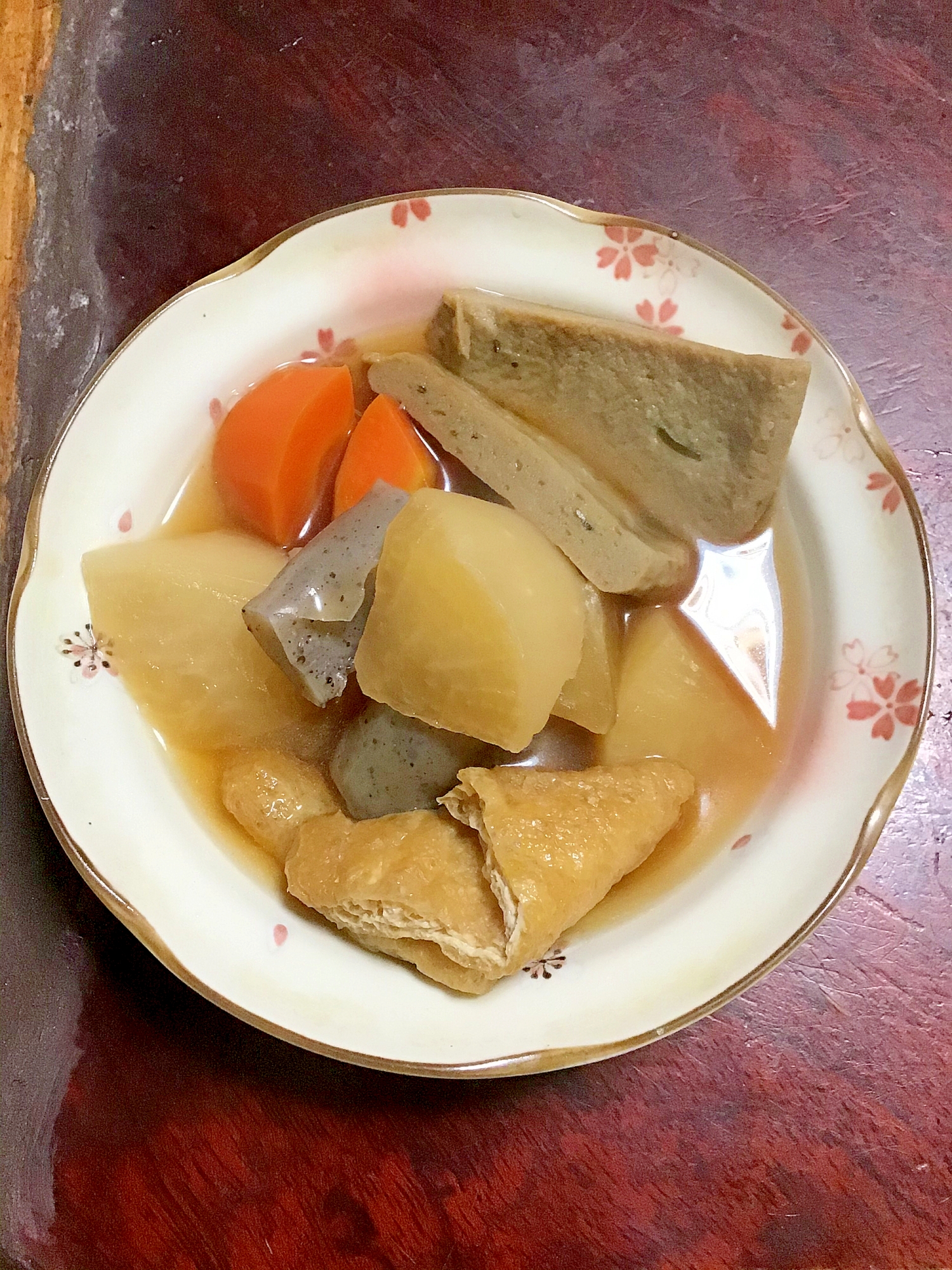 黒ハンペンと油揚げと根菜の煮物。