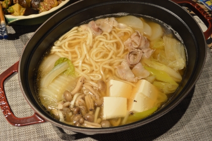 おはよう♪ねあっっさんの鍋にラーメンが入っていたので、うどんを入れました☆
ちゃんこ屋さんで食べるのと同じ味で、美味しかったです (^_^)
ごちそう様でした♥