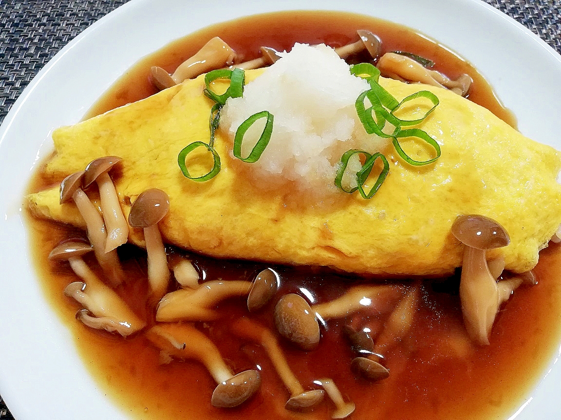 白い丸皿に盛り付けた和風オムライス