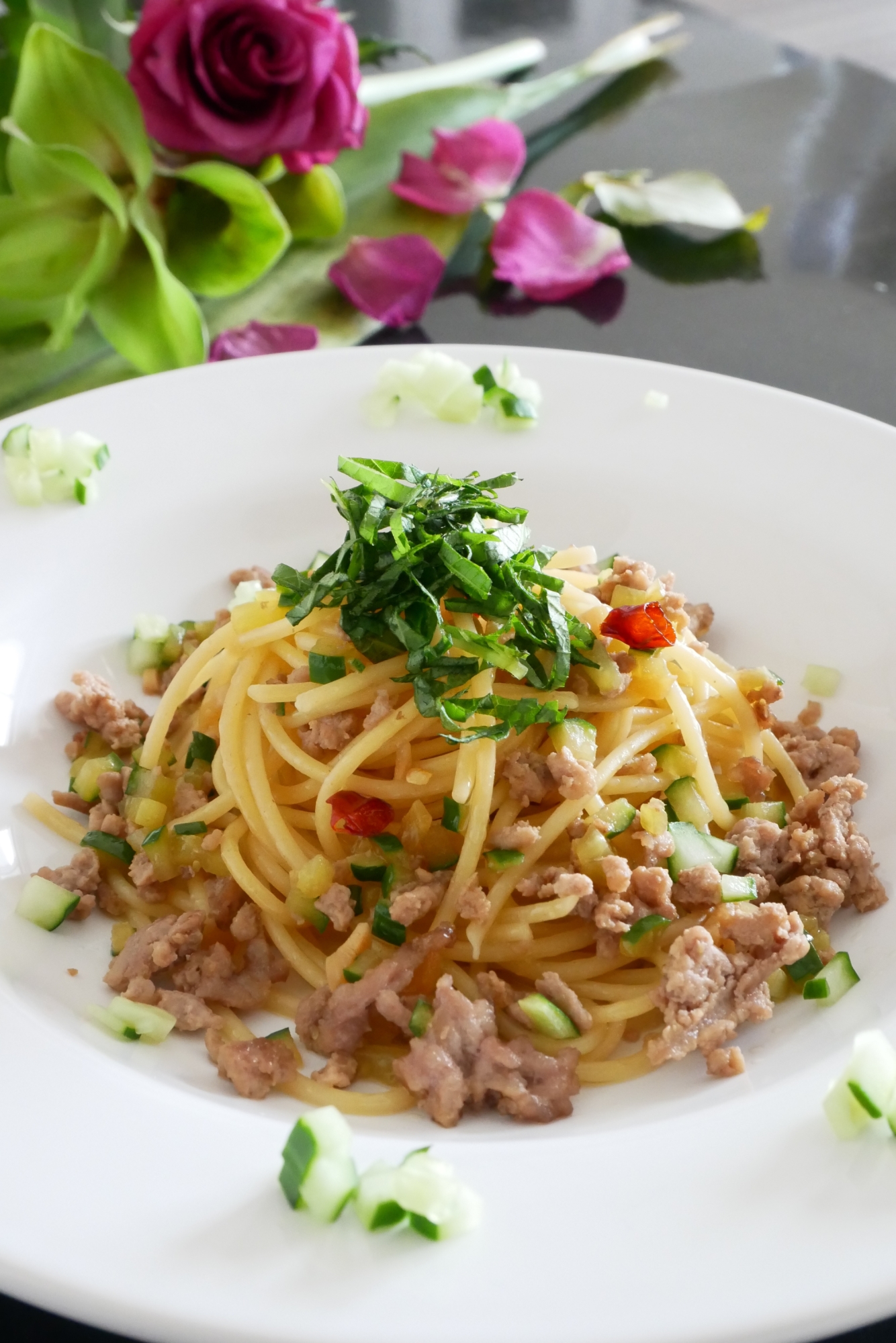 食感がたまらないキュウリと豚挽肉のスパゲッティ