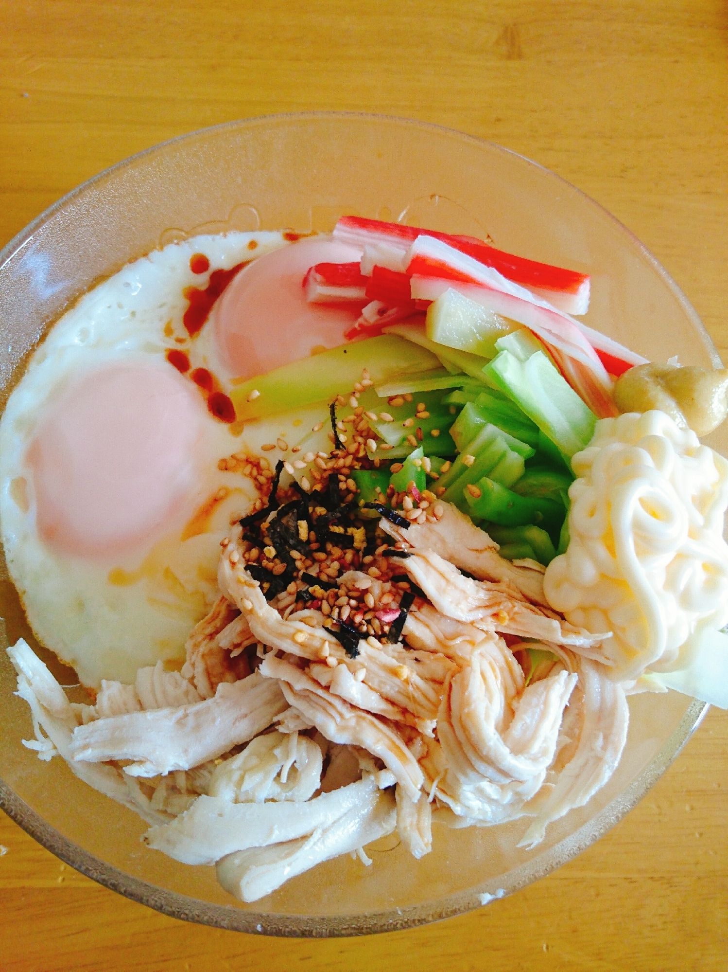 蒸し鶏 目玉焼き ブロッコリーの芯の冷やしラーメン