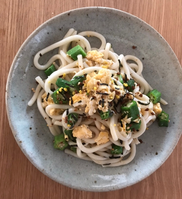 オクラと炒り卵のふりかけ焼きうどん