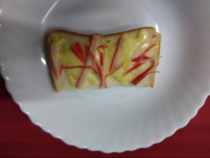 チーズトーストアレンジ ほぐしたカニカマのせて