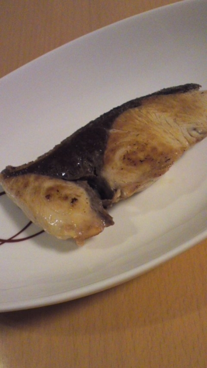 我が家のフライパンは魚がくっつくかも…と思ったので、クックパーを敷いて焼きました。皮もパリッとしててすごく美味しくいただきました♪