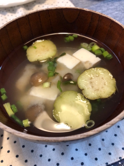 なすとわかめと小ねぎと豆腐の味噌汁