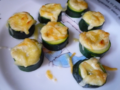 お弁当にぴったり☆ズッキーニのマヨチーズ焼き
