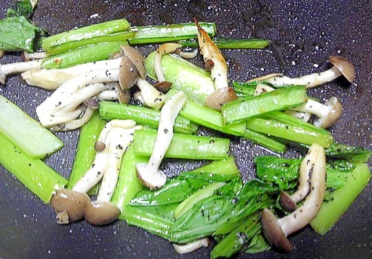小松菜とぶなしめじの擦りゴマ炒め