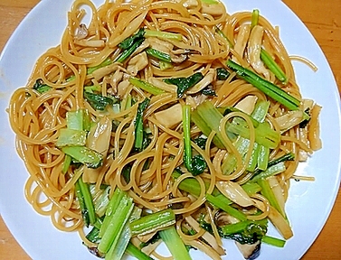 小松菜とエリンギのゴマ油醤油パスタ