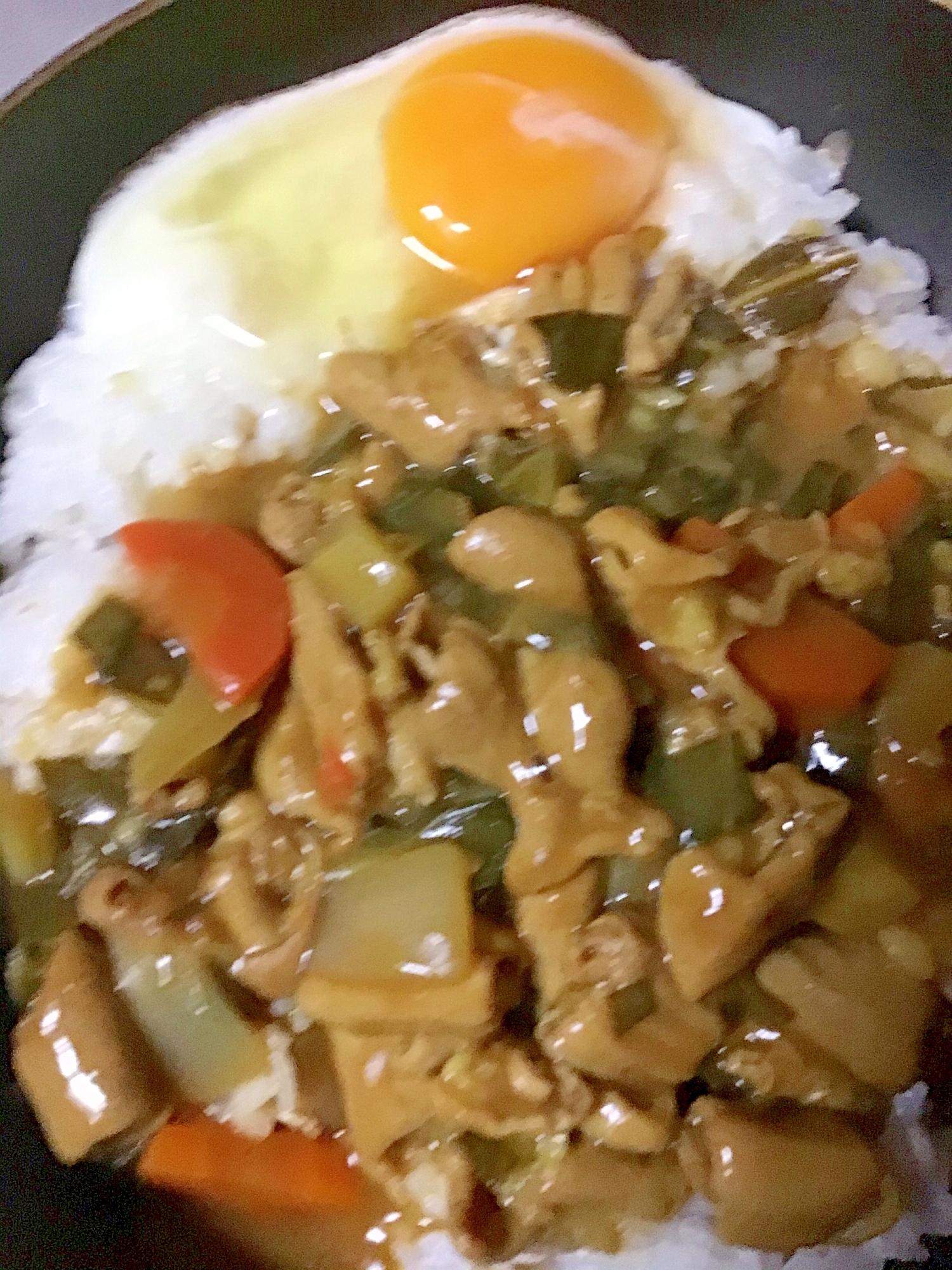 キャベツ入り白モツカレー生卵付き。