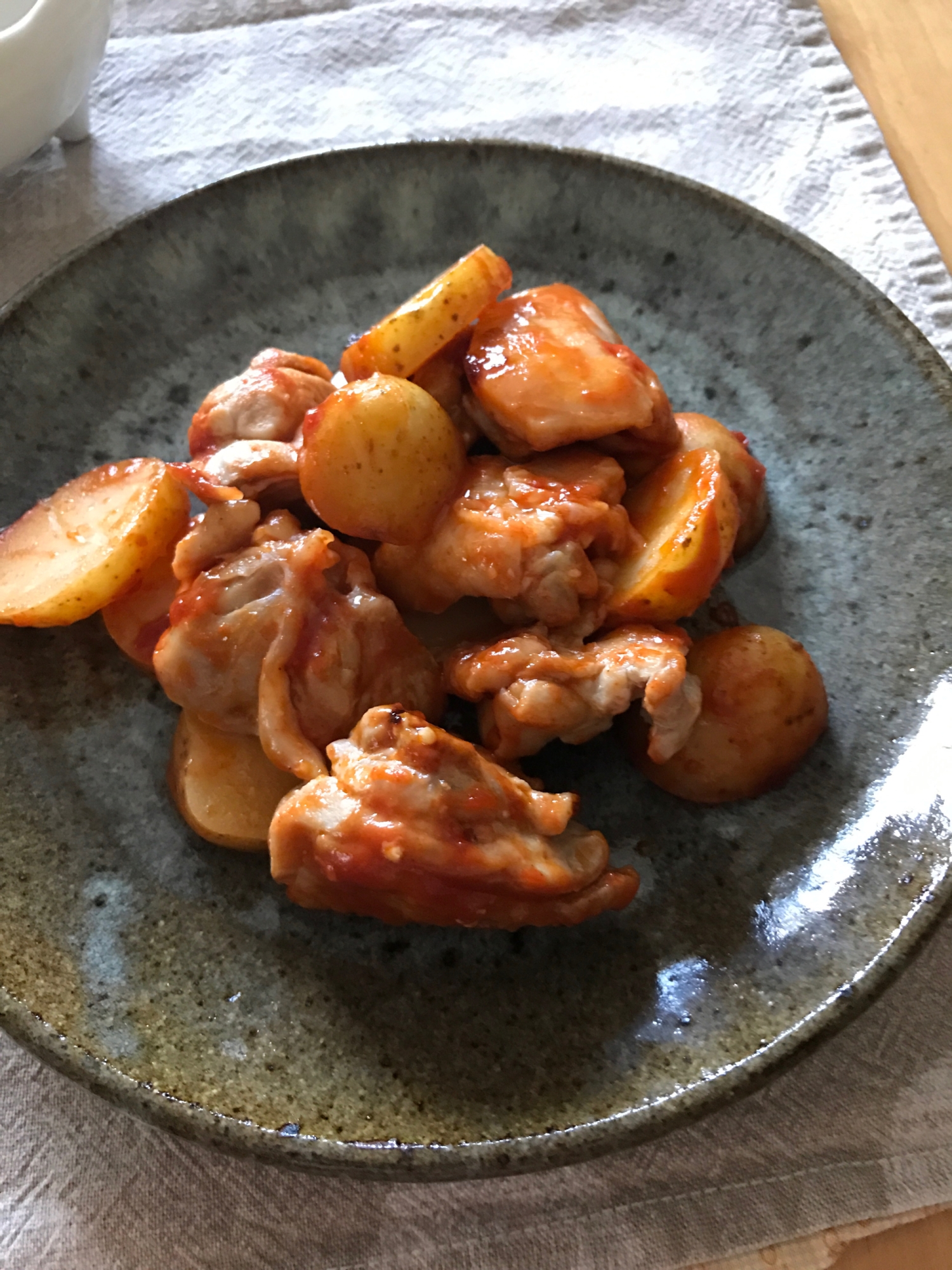 鶏肉と新じゃがのピリ辛ケチャップ炒め