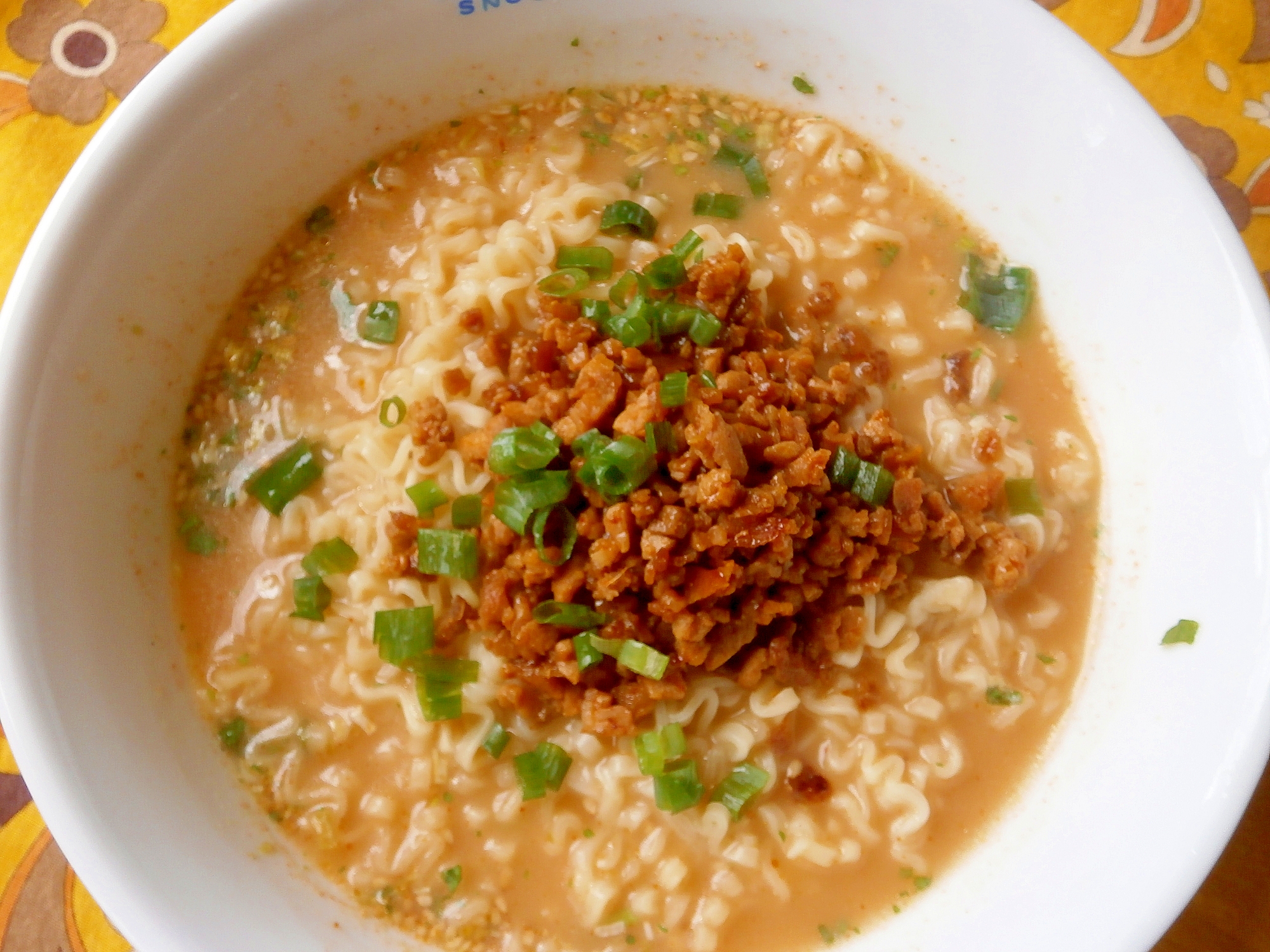 白い器に盛り付けられた肉みそのせラーメン