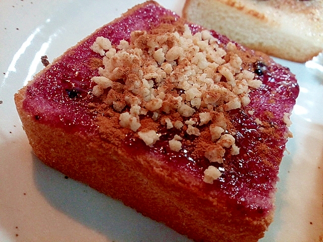 ブルーベリージャムとキャラメルクランチのトースト