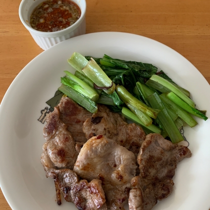 厚切りバラ肉の焼き肉と小松菜添え(ヤンニョン風)