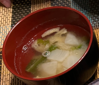 かぶとかぶの葉と油揚げのお味噌汁