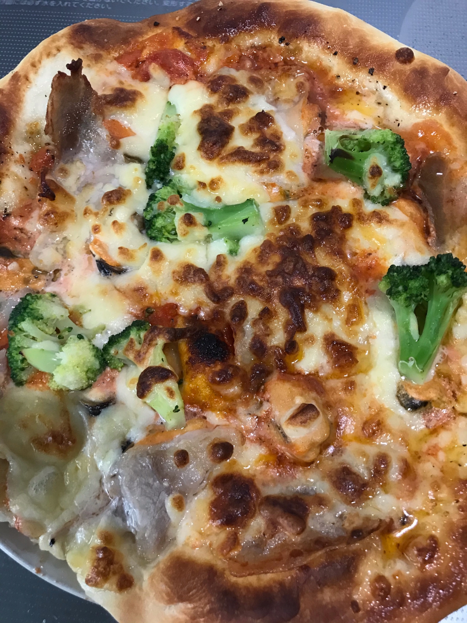 ムール貝とブロッコリーのカレー風ピザ