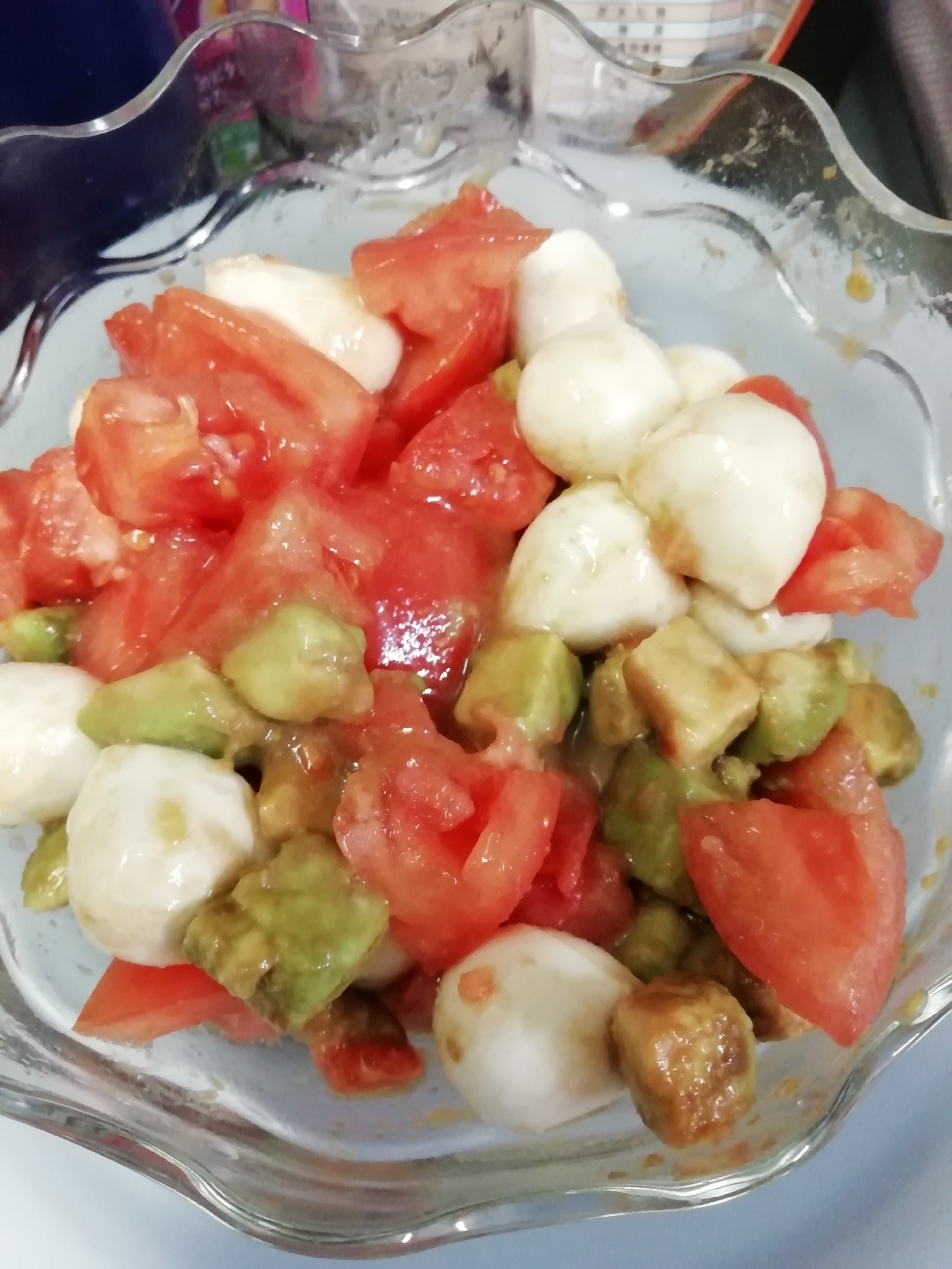 トマトとアボカドの簡単サラダ
