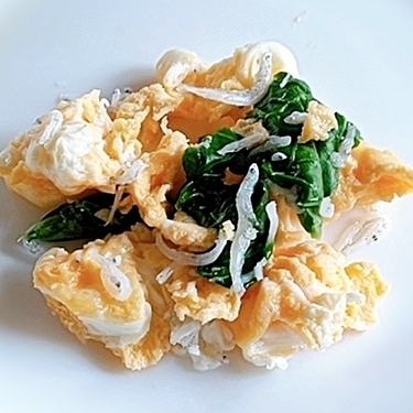 栄養満点♡小松菜と卵としらすのバターぽん酢炒め