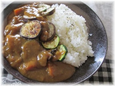 カレーになすとズッキーニ合う～こんがり焼いてのせたら・・一端のお店のカレーになりました（＾ｃ＾））　　美味しくてホッペが落ちそうでした～♪　　ごちそうさま＾＾*