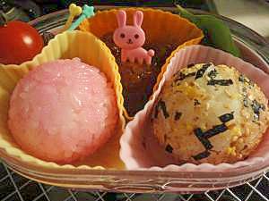 こどものお弁当に まんまるふりかけおにぎり レシピ 作り方 By ぱぱんぱんぱん 楽天レシピ こどものお弁当に まんまるふりかけおにぎり レシピ 作り方 By ぱぱんぱんぱん 楽天レシピ