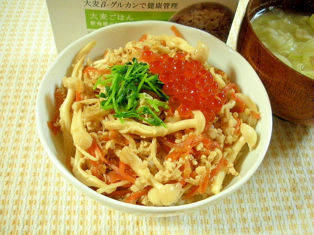 大麦ごはんで！鶏そぼろとイクラの他人丼