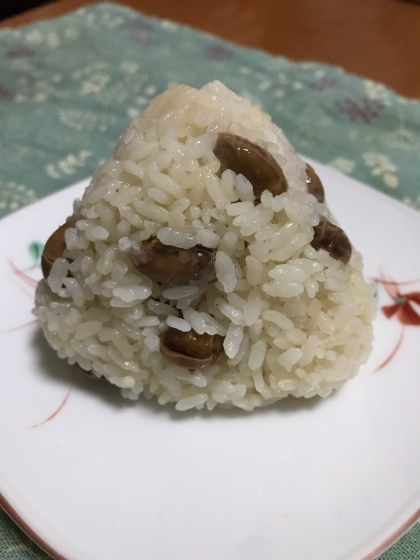 簡単に出来ます。大豆がふっくら炊けました。おにぎりにしても美味しいです。