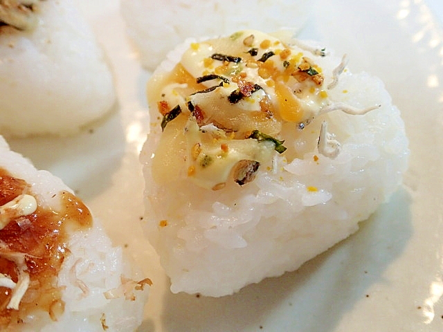 マヨ風味　じゃことチーズとのりたまの焼きおにぎり