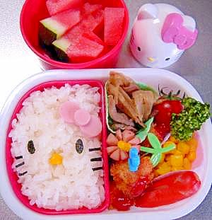 (゜o゜)顔でかっ !キティ～ちゃん弁当（笑）