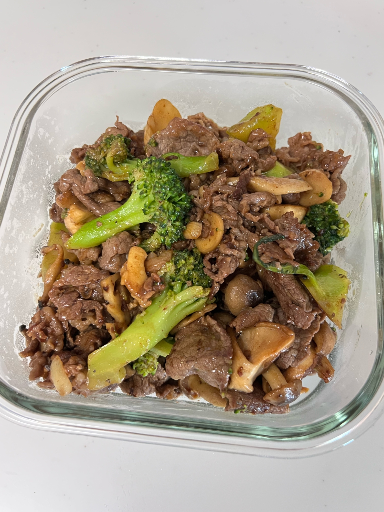 牛肉とキノコとブロッコリーのオイスターソース炒め